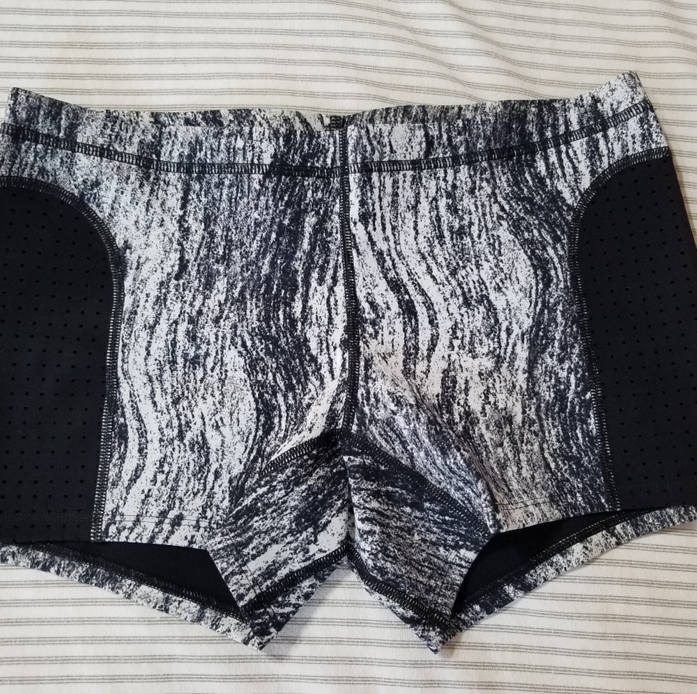 Lululemon shorts size 6
